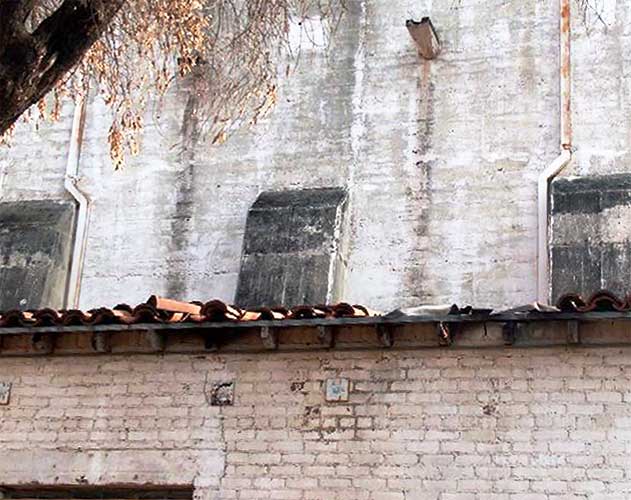 Theatre Image #75 — February 2004
              Damaged Roof Tiles on Back of Padua Hills Theatre
              Photo by Vykki Mende Gray.